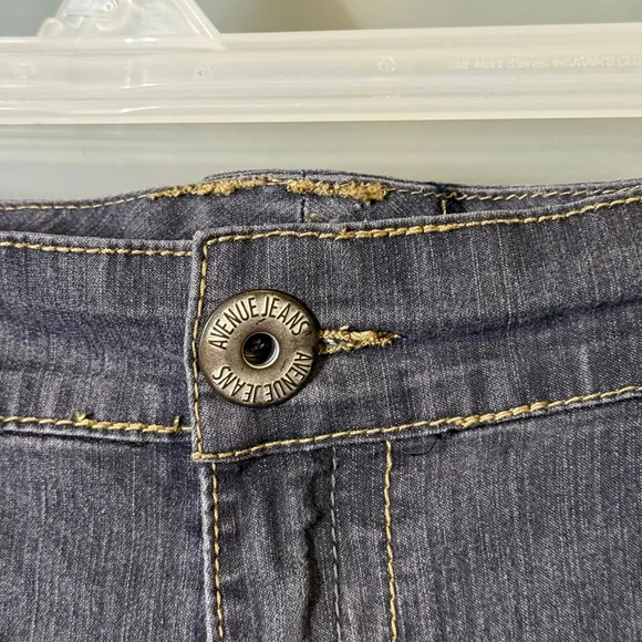 Avenue Jeans Women’s Cropped Gray Denim Size 16 Contrast Stitch Stretch - Picture 3 of 7